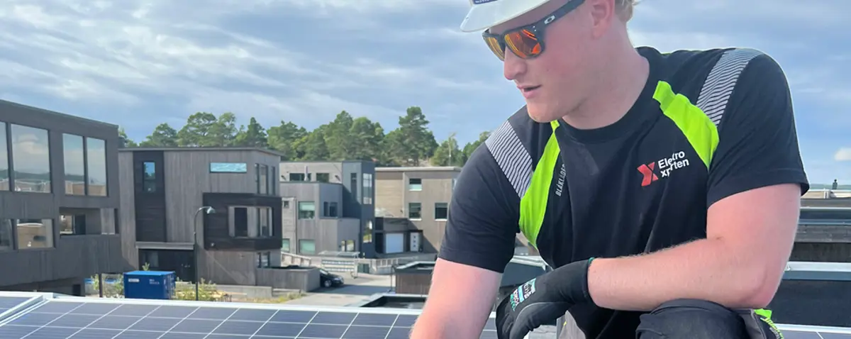 Montoer Fra Elektroxperten Som Monterer Solpaneler